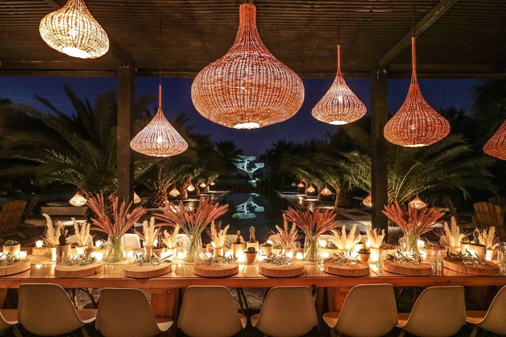 Table de mariage avec éclairage tamisé et vue sur la piscine Table de mariage avec éclairage tamisé et vue sur la piscine